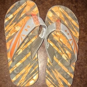 Under armour boys flip flops size 1y.